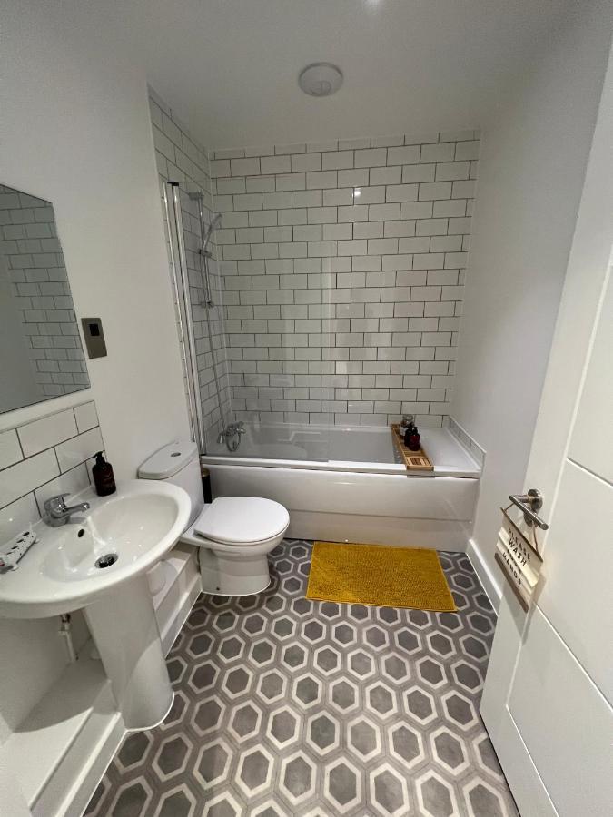Modern 2 Bedroom Apt Sleeps 6 - Near Γκλόστερ Εξωτερικό φωτογραφία